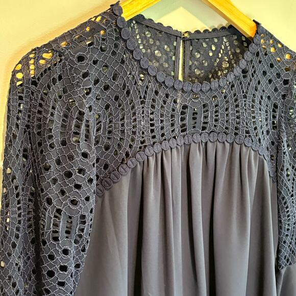 Lilly Pulitzer Amenna Flounce Sleeve Top in Navy - size 2 - Picture 3 of 7